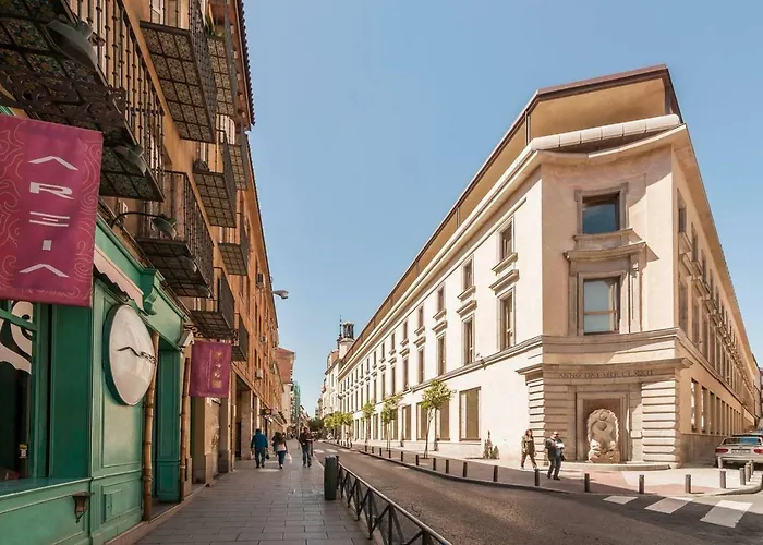 Explore Madrid From A Warm Apartment With Patio At A Newly Refurbished Manorial Building