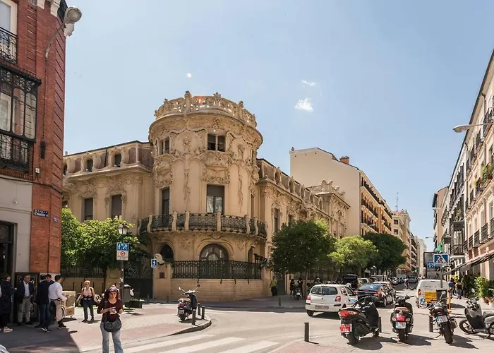 Explore Madrid From A Warm Apartment With Patio At A Newly Refurbished Manorial Building